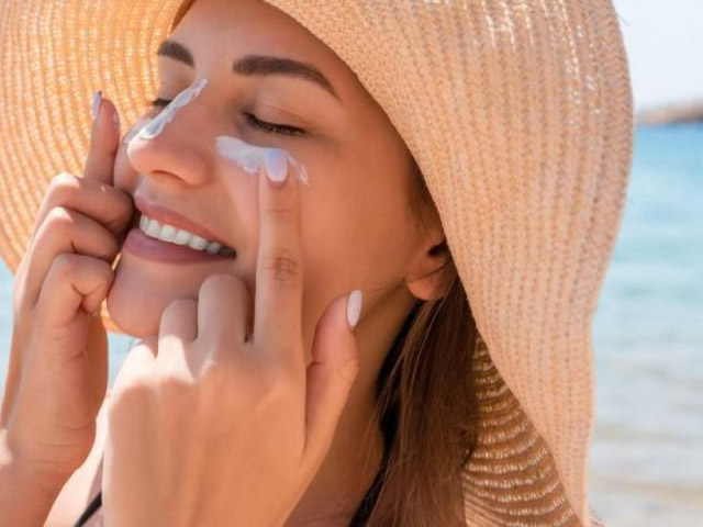 با استفاده از کرم ضد آفتاب از لایه خارجی پوست خود در برابر اشعه ماورا بنفش محافظت کنید