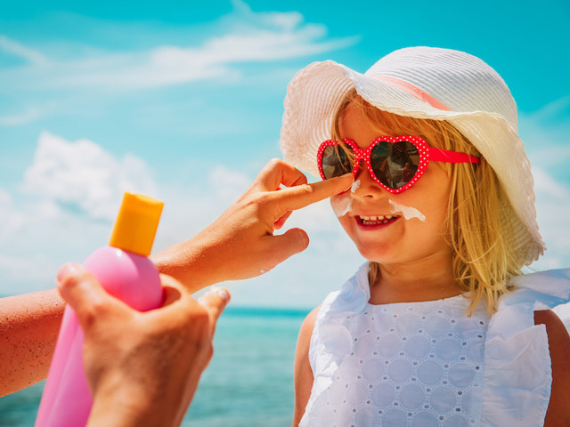 یکی از گزینه‌های اساسی مراقبت از پوست، استفاده از کرم ضد آفتاب است